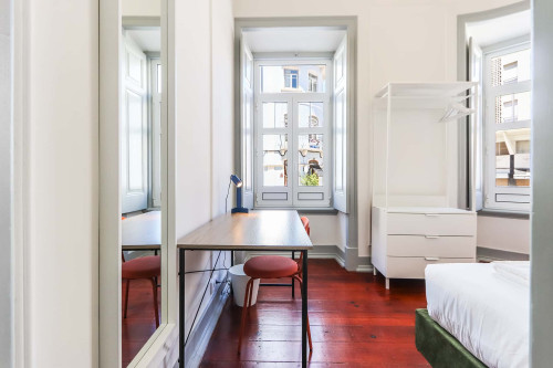 Bright bedroom in a 6-bedroom apartment in Campo de Ourique, Lisbon - Room 1