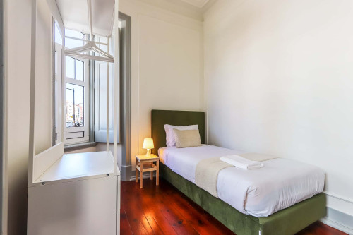 Bright bedroom in a 6-bedroom apartment in Campo de Ourique, Lisbon - Room 1