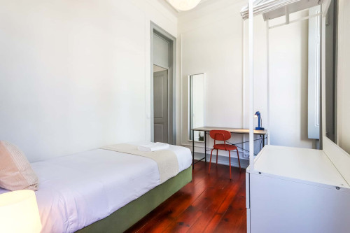 Bright bedroom in a 6-bedroom apartment in Campo de Ourique, Lisbon - Room 1