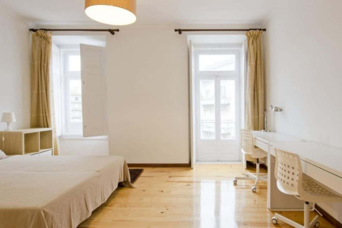 Bright twin bedroom with balcony in Praça de Espanha - Room 1
