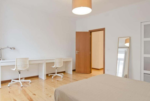 Bright twin bedroom with balcony in Praça de Espanha - Room 1