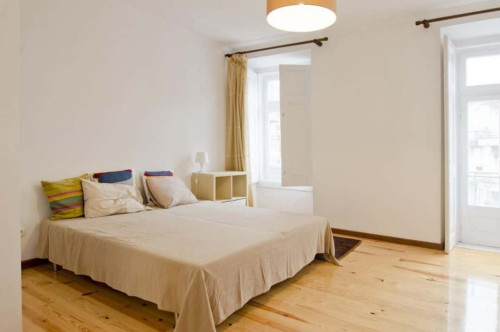 Bright twin bedroom with balcony in Praça de Espanha - Room 1