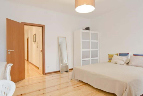 Bright twin bedroom with balcony in Praça de Espanha - Room 1