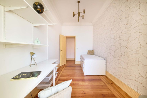 Room 9 - 71. Avenida Álvares Cabral 28 1E