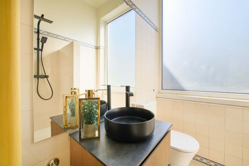 Room 9 - 71. Avenida Álvares Cabral 28 1E