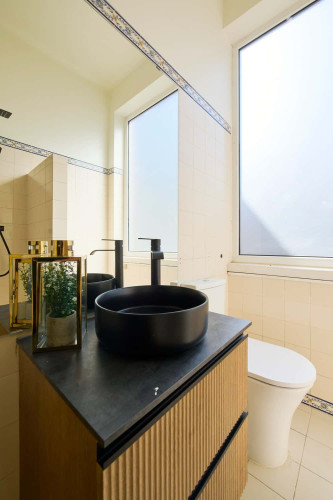 Room 9 - 71. Avenida Álvares Cabral 28 1E