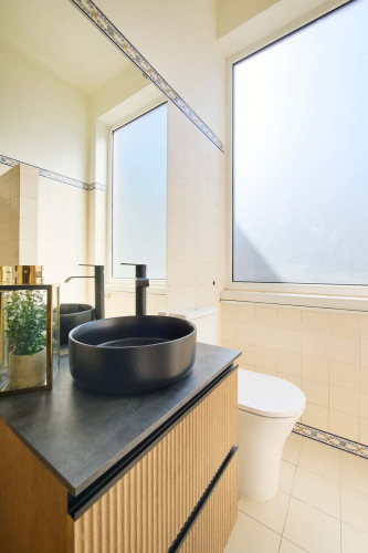 Room 9 - 71. Avenida Álvares Cabral 28 1E