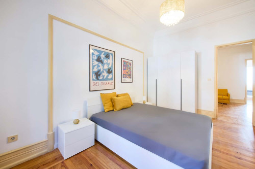 Room 1 - 71. Avenida Álvares Cabral 28 1E