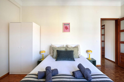 Incredibly spacious bedroom in Lisbon