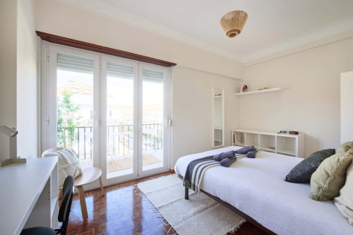 Incredibly spacious bedroom in Lisbon