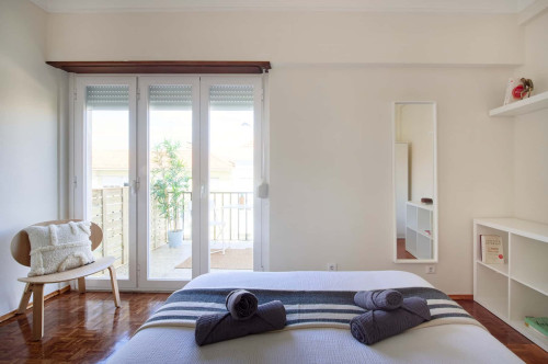 Incredibly spacious bedroom in Lisbon
