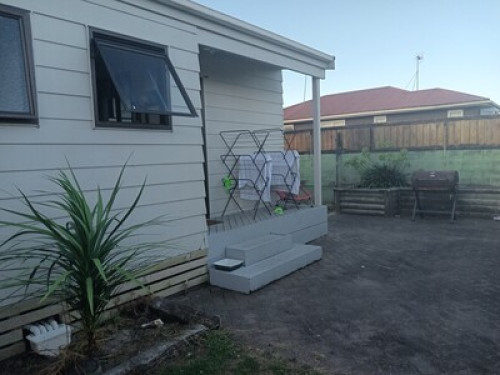 Working Nana with spare room