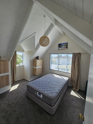 Lovely bedroom with shared bathroom - Gallery - 9