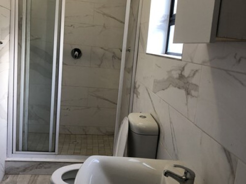 Modern home ensuite rooms 