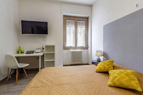 Double Ensuite Bedroom in a 6-bedroom flat near Vanni Stadium