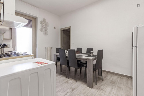 Double Ensuite Bedroom in a 6-bedroom flat near Vanni Stadium - Gallery - 11