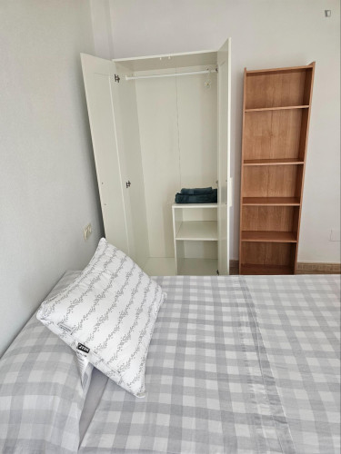 Comfortable single bedroom ideal for Universidad Católica San Antonio de Murcia students - Gallery - 5