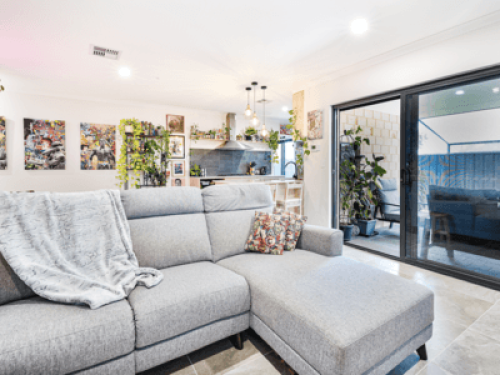 Luxe Cosy Room in Contemporary Home - Gallery - 6