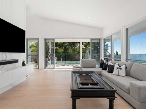 Oversized family home with sea view