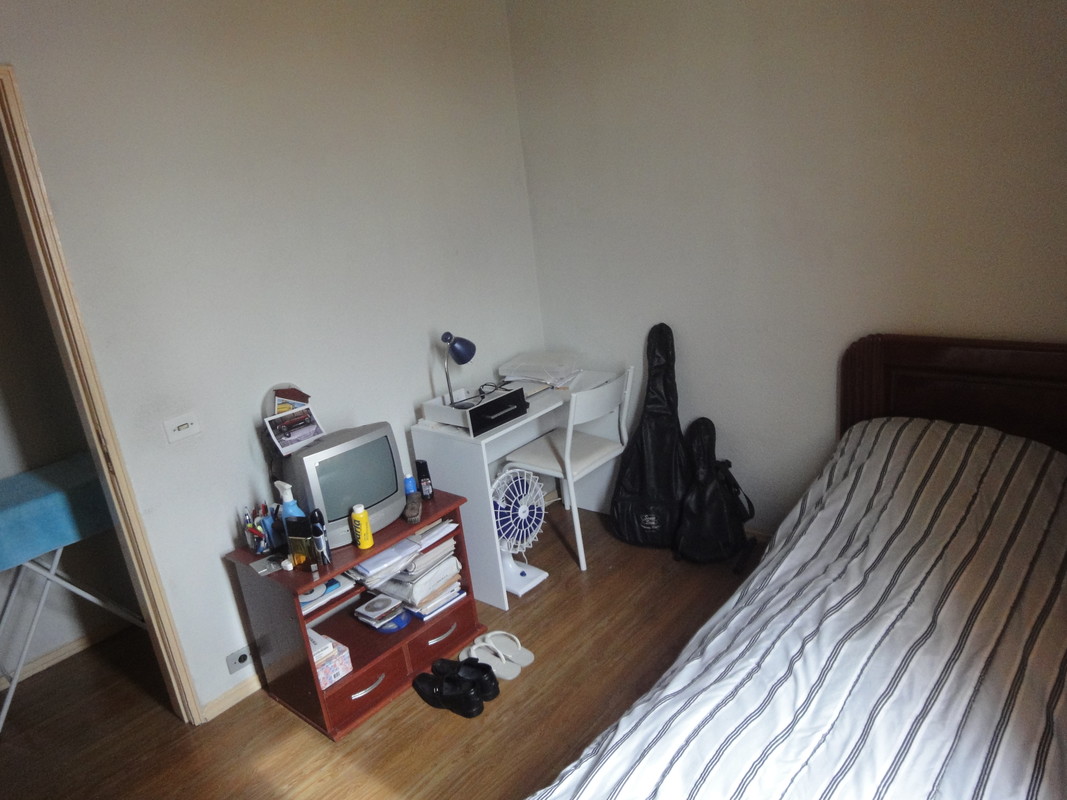 Room With Side View To Building(Full Room) - 1
