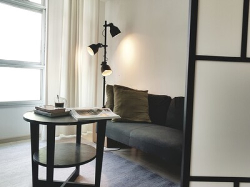Private Room - AC , Wi-Fi. Near MRT