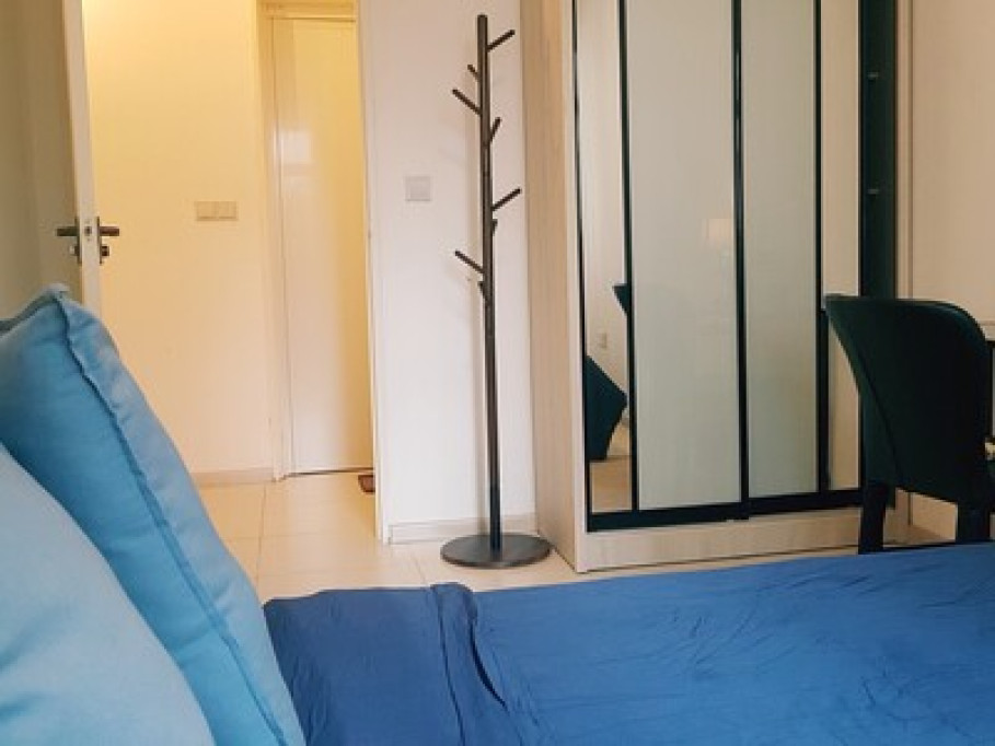 Private Room - AC , Wi-Fi. Near MRT