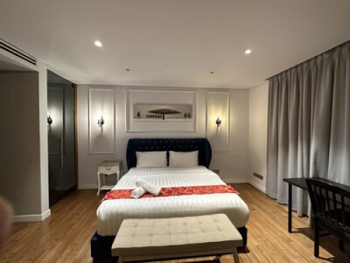 K.L. cozy studio with roof top gdn 