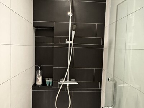 K.L. cozy studio with roof top gdn 