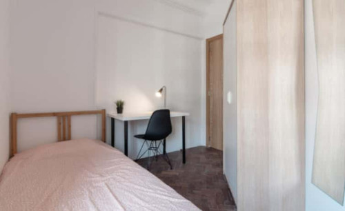 Quarto com cama de solteiro em apartamento com 7 quartos - FLAT O - O2