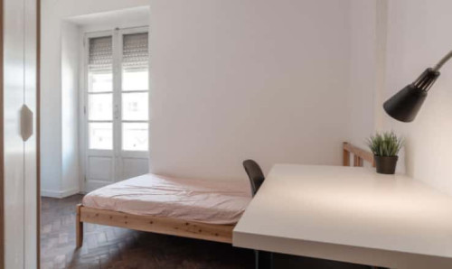 Quarto com cama de solteiro em apartamento com 7 quartos - FLAT O - O2
