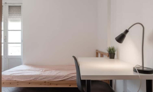 Quarto com cama de solteiro em apartamento com 7 quartos - FLAT O - O2