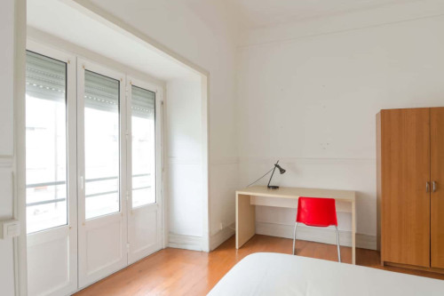 Quarto com cama de casal, com varanda, em apartamento com 6 quartos - FLAT A - A4