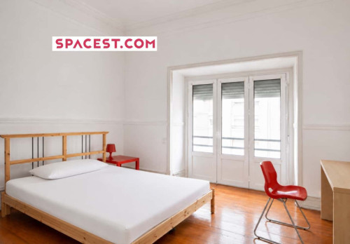 Quarto com cama de casal, com varanda, em apartamento com 6 quartos - FLAT A - A4