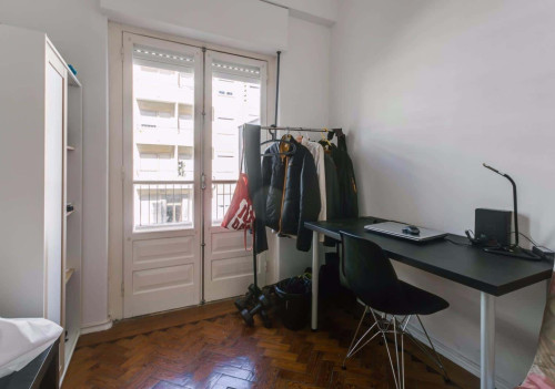 Quarto com cama de casal, com varanda, em apartamento com 3 quartos - FLAT S - S3