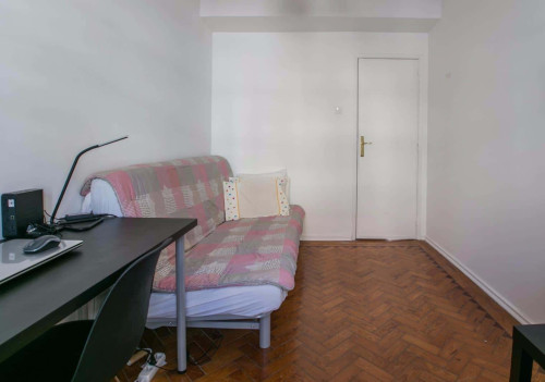 Quarto com cama de casal, com varanda, em apartamento com 3 quartos - FLAT S - S3