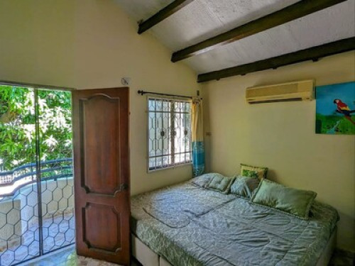 Habitación con balcón central