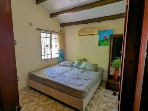 Habitación con balcón central