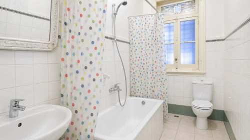 Quarto com cama de solteiro em apartamento com 6 quartos - FLAT C - C1