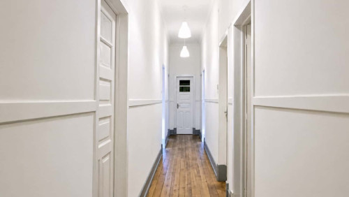 Quarto com cama de solteiro em apartamento com 6 quartos - FLAT C - C1