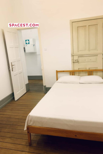 Quarto com cama de solteiro em apartamento com 6 quartos - FLAT C - C1