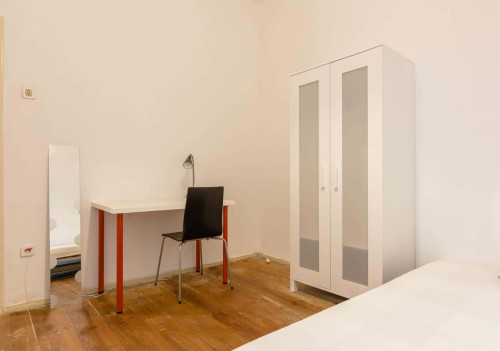 Quarto com cama de solteiro em apartamento com 9 quartos - FLAT N - N4