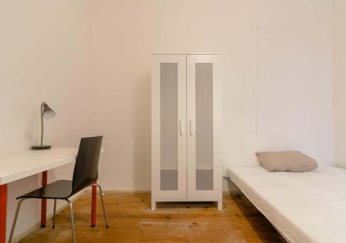 Quarto com cama de solteiro em apartamento com 9 quartos - FLAT N - N4