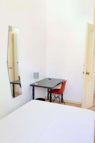 Quarto com cama de casal em apartamento com 8 quartos - FLAT G - G08 - Gallery - 7