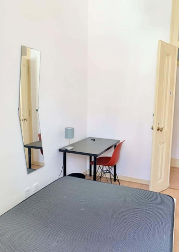 Quarto com cama de casal em apartamento com 8 quartos - FLAT G - G08 - Gallery - 24