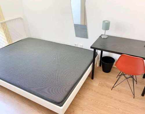 Quarto com cama de casal em apartamento com 8 quartos - FLAT G - G08 - Gallery - 22