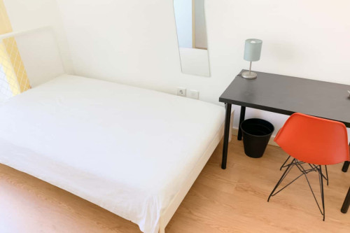 Quarto com cama de casal em apartamento com 8 quartos - FLAT G - G08 - Gallery - 5