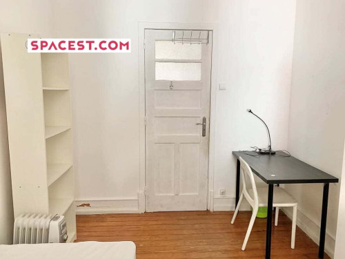 Quarto com cama de solteiro em apartamento com 6 quartos - FLAT K - K6