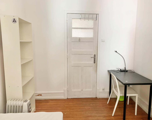 Quarto com cama de solteiro em apartamento com 6 quartos - FLAT K - K6 - Gallery - 16