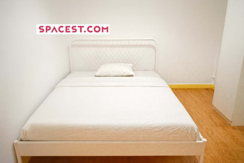 Quarto com cama de casal em apartamento com 8 quartos - FLAT G - G03