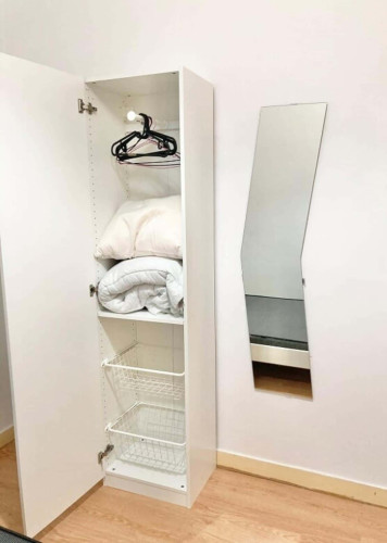 Quarto com cama de casal em apartamento com 8 quartos - FLAT G - G03 - Gallery - 21